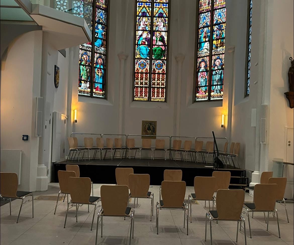 Stühle in der Kirche